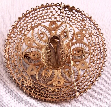 UNS19 silver wirework sombrero pin